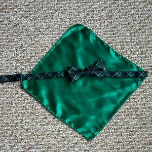 Excellent used condition. Adjustable bow tie and picket square set